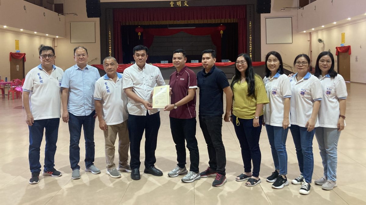 (已签发)柔:拉美士德教会紫泰阁义诊 为百人进行眼科检查