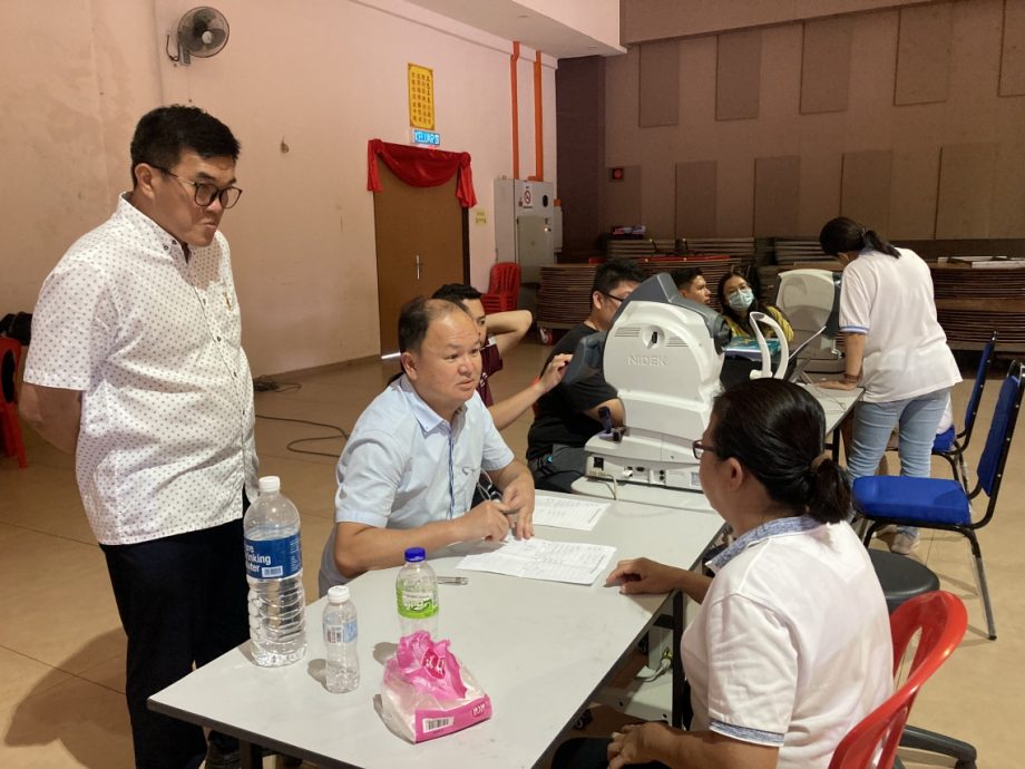 (已签发)柔:拉美士德教会紫泰阁义诊 为百人进行眼科检查