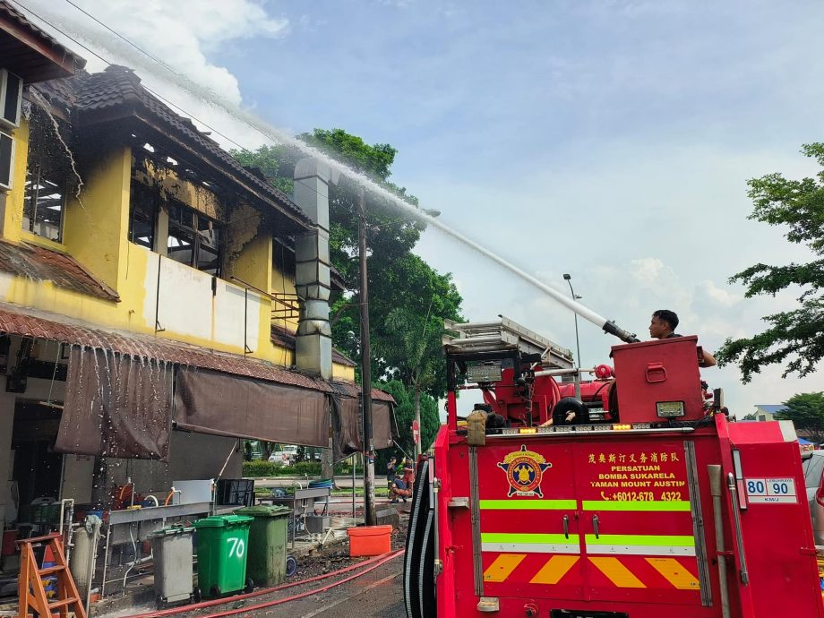 (已签发)柔:***显刊***双层店屋美食中心失火 员工二楼跳下逃生