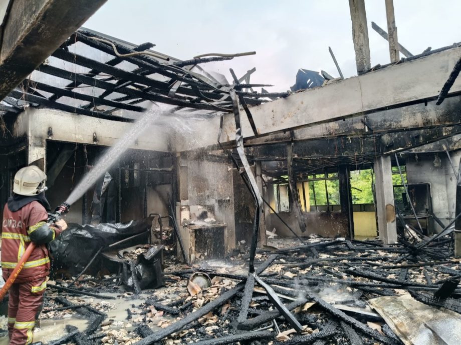 (已签发)柔:***显刊***双层店屋美食中心失火 员工二楼跳下逃生