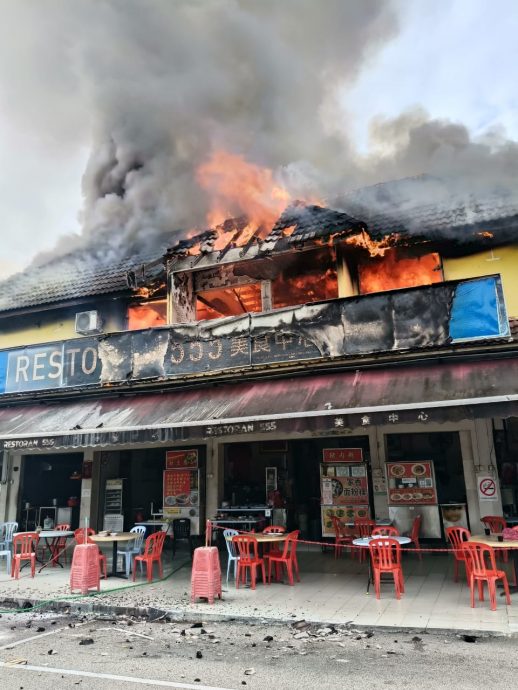(已签发)柔:***显刊***双层店屋美食中心失火 员工二楼跳下逃生