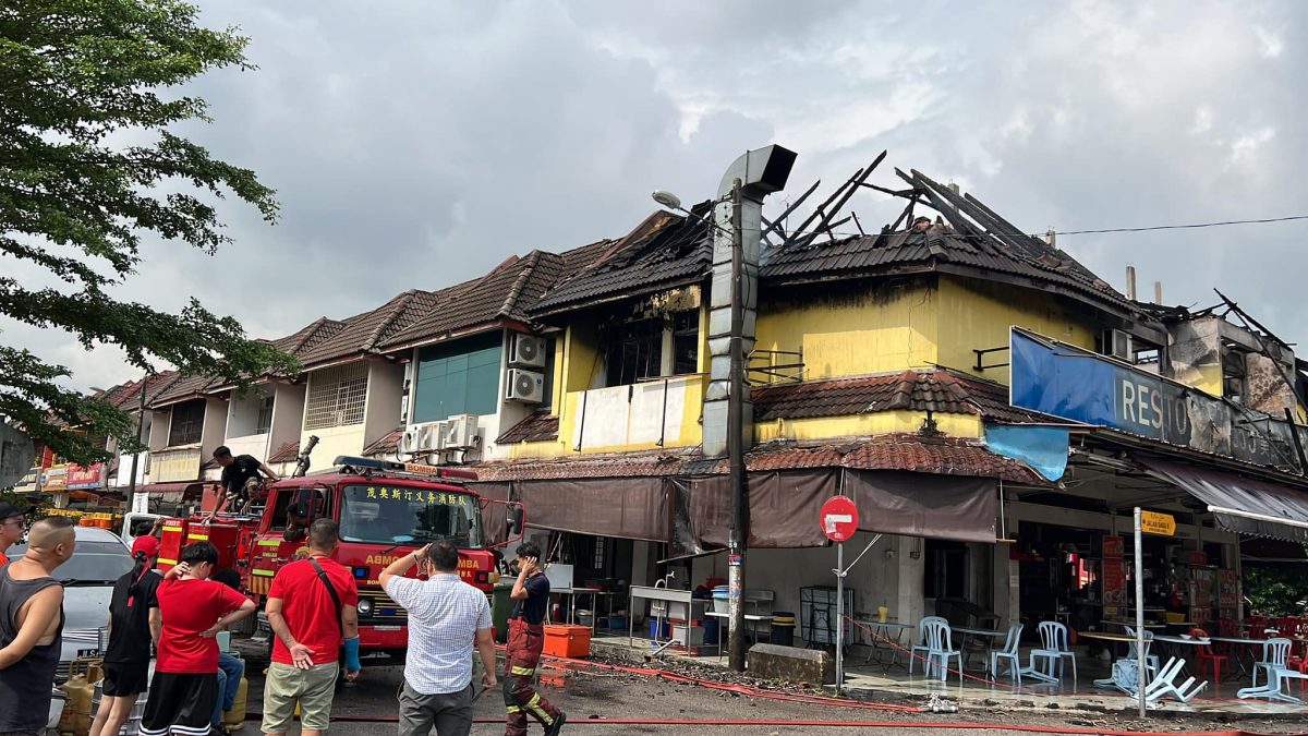 (已签发)柔:***显刊***双层店屋美食中心失火 员工二楼跳下逃生