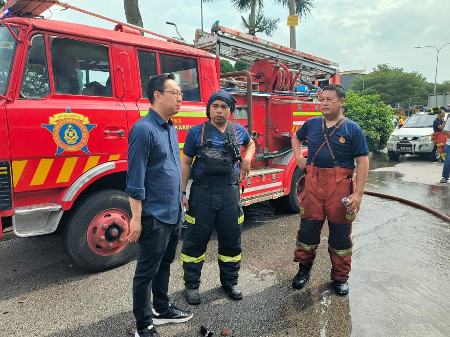 (已签发)柔:***显刊***双层店屋美食中心失火 员工二楼跳下逃生