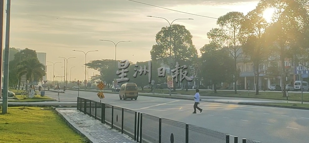 (已签发)柔:民生特工:优美城主干公路险象环生 民众促建行人天桥
