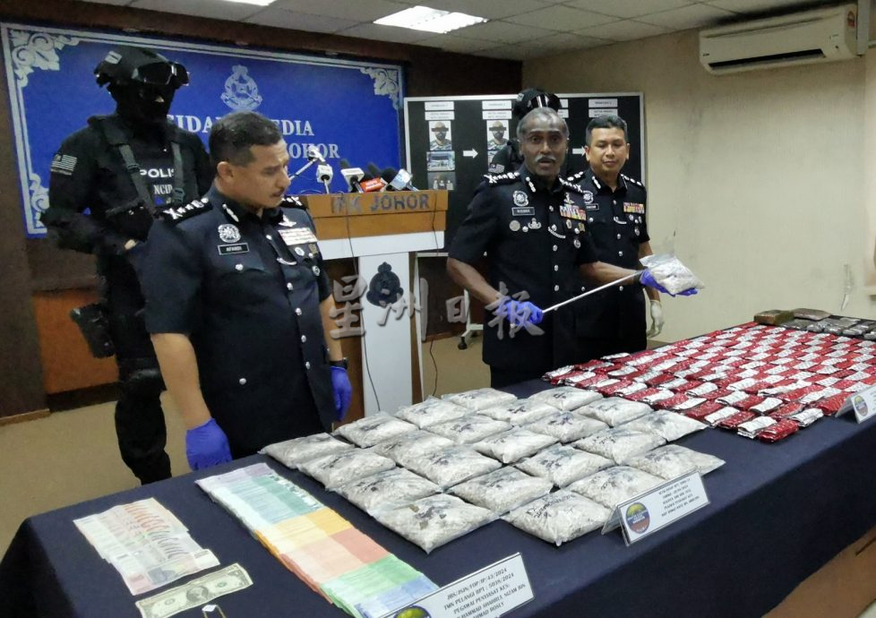 （已签发）柔：***版二头***毒品公然存放废弃车内，古玛：毒贩为避警方日日创新