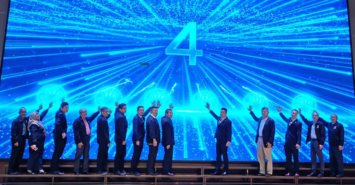 (已签发)柔:**版头**南方大学学院迎170新生,142华中学生参与观摩