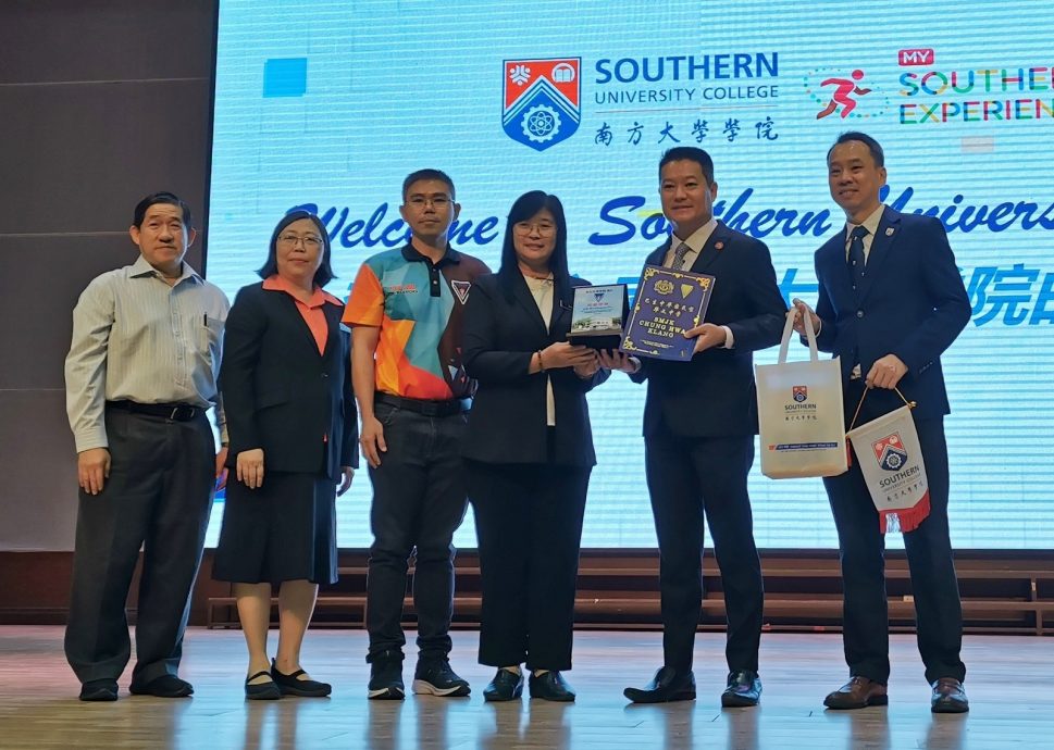 (已签发)柔:**版头**南方大学学院迎170新生,142华中学生参与观摩