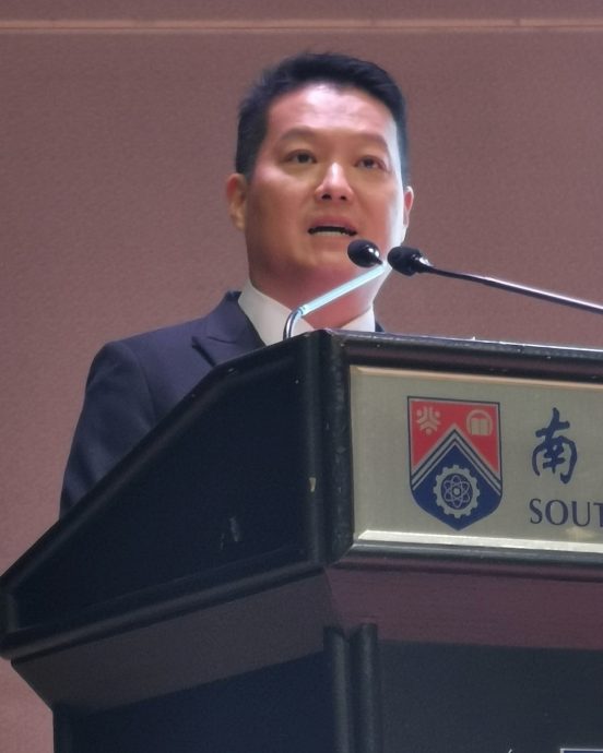 (已签发)柔:**版头**南方大学学院迎170新生,142华中学生参与观摩