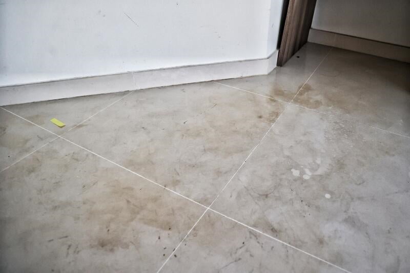 (已签发)柔:狮城二三事:公寓屋主申诉:出租仅半年租客留烂摊子 清理费需逾3万令吉