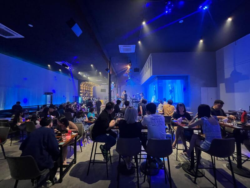 (已签发)柔:狮城二三事:台湾赴狮城表演 “人鱼”称遭欠薪