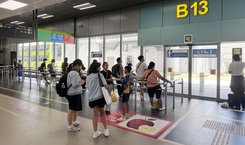 (已签发)柔:狮城二三事:巴士同号不同路线 看水果糕点搭对车