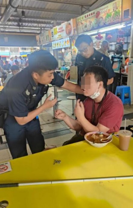 (已签发)柔:狮城二三事:没光顾索餐具被拒 青年怒砸摊位打人