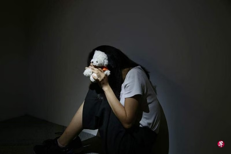(已签发)柔:狮城二三事:男子胡搞被拒后非礼11岁女童 监16个月鞭3下