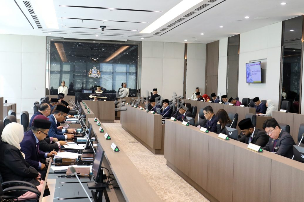 (已签发)柔:视频:外籍小贩夜市非法营业,53人遭罚款充公物品