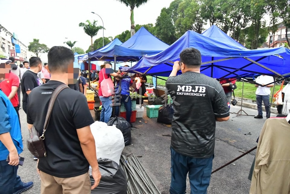 (已签发)柔:视频:外籍小贩夜市非法营业,53人遭罚款充公物品