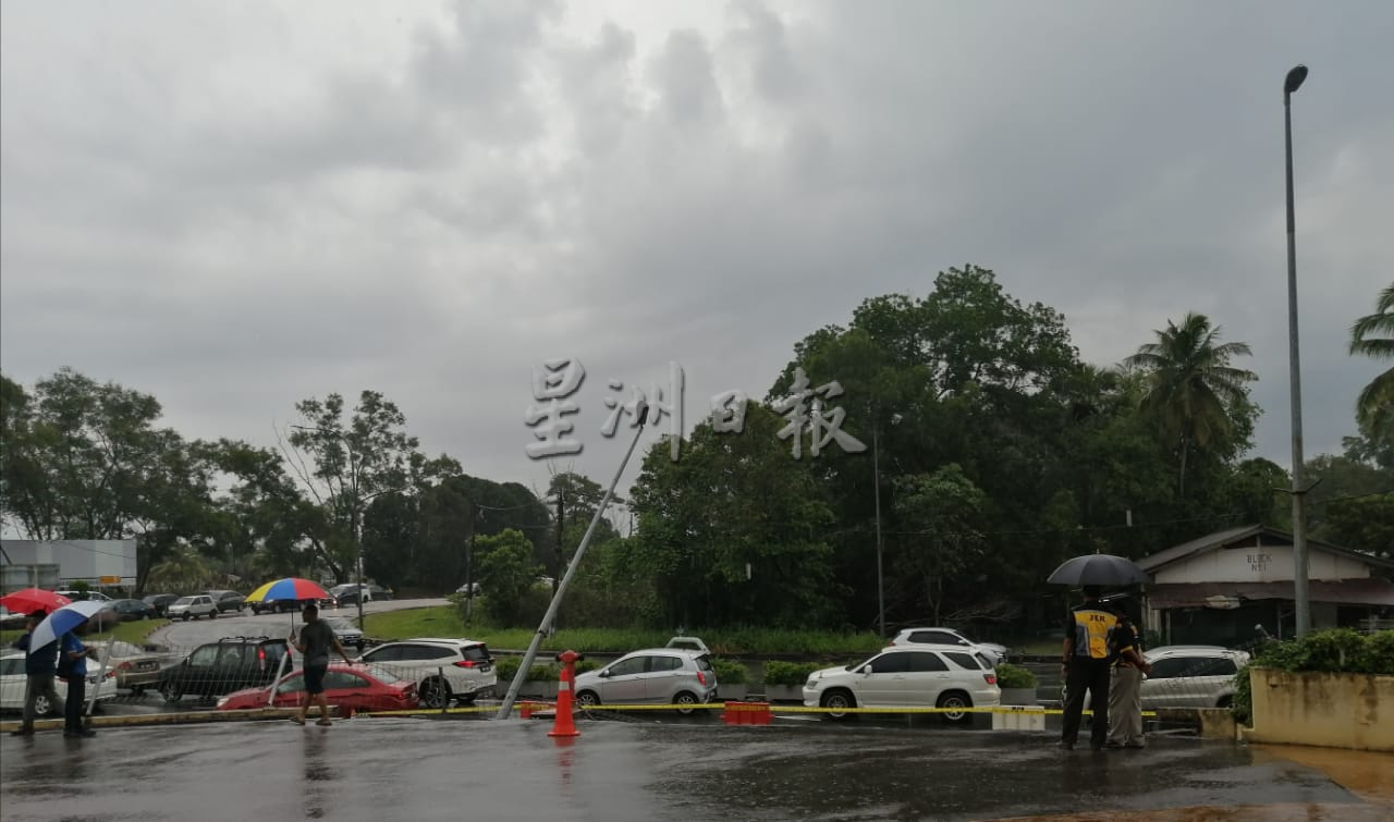 (已签发)柔:銮周三市集土墙崩塌 所幸未波及路过车辆