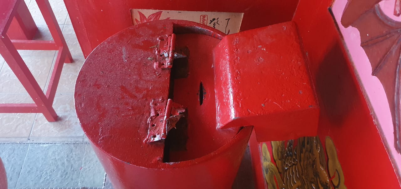 (已签发)柔:铁盖与锁头被敲坏 边佳兰山福寺香油箱险遭爆窃