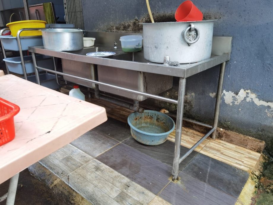 (版2头)大都会/市政厅接连检查食肆和食品安全,违例皆对付不妥协!