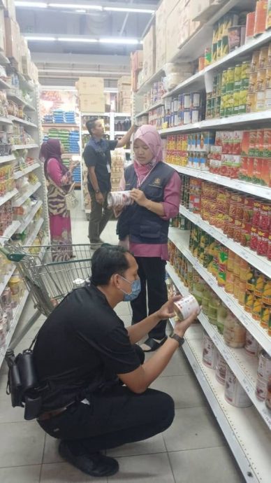 (版2头)大都会/市政厅接连检查食肆和食品安全,违例皆对付不妥协!