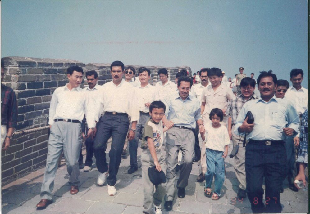 (版头配安华当年访华照片)马中友谊五十年