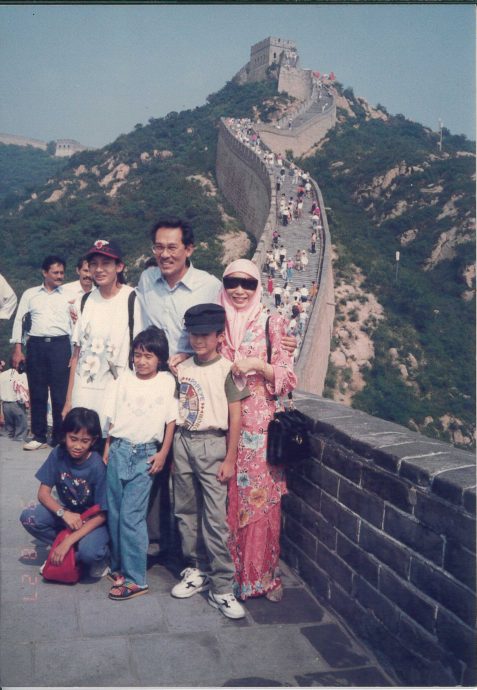 (版头配安华当年访华照片)马中友谊五十年