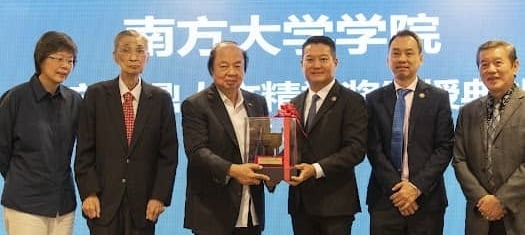 (请编辑择定下版日后签发)全国:印尼企业家翁俊民获南院颁予“南方之鼎”