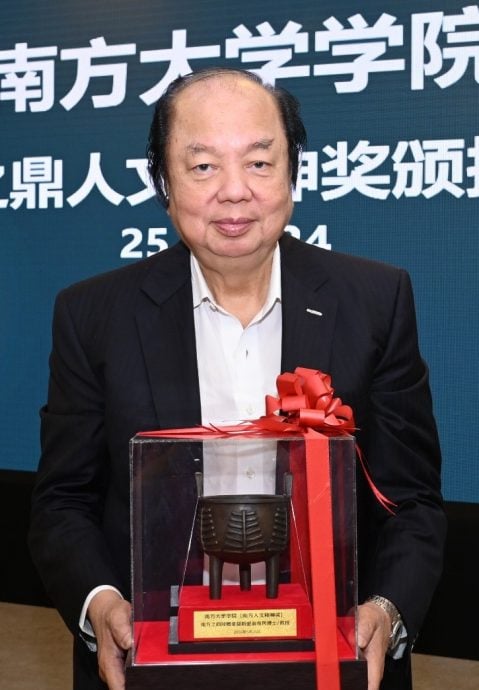 (请编辑择定下版日后签发)全国:印尼企业家翁俊民获南院颁予“南方之鼎”