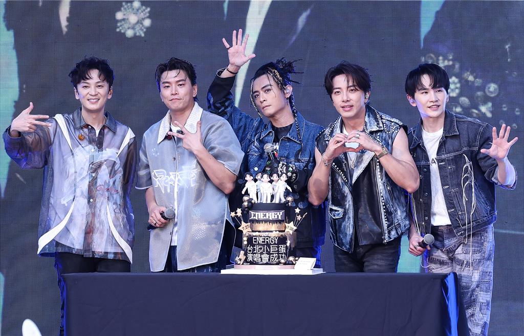 Energy狂签11小时到凌晨3点 柯佳嬿上网寻夫