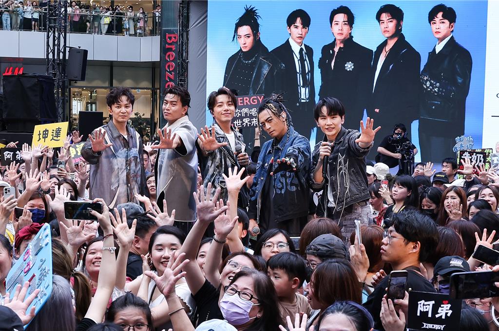 Energy狂签11小时到凌晨3点 柯佳嬿上网寻夫