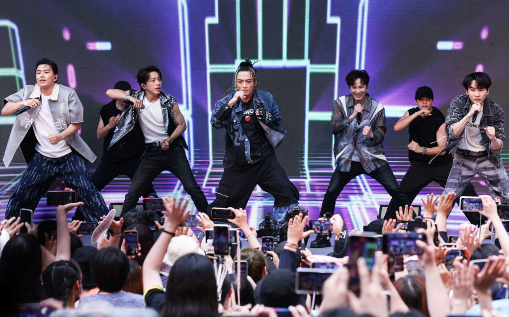 Energy狂签11小时到凌晨3点 柯佳嬿上网寻夫