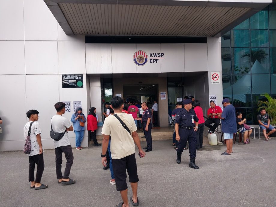EPF第三户头生效 各地分局人挤人