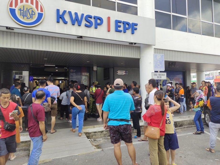 EPF第三户头生效 各地分局人挤人