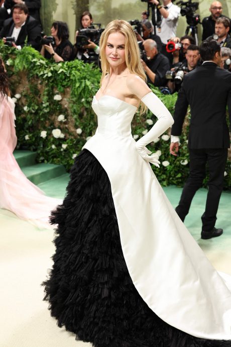 Met Gala|黑白礼服现身“见肚”56岁妮歌洁曼被传怀孕