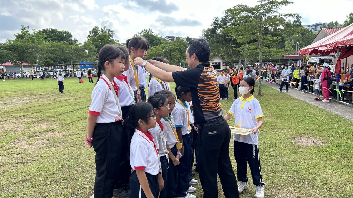 NS5双主文一/谢琪清拨逾6万 助东华小学提升硬体设备