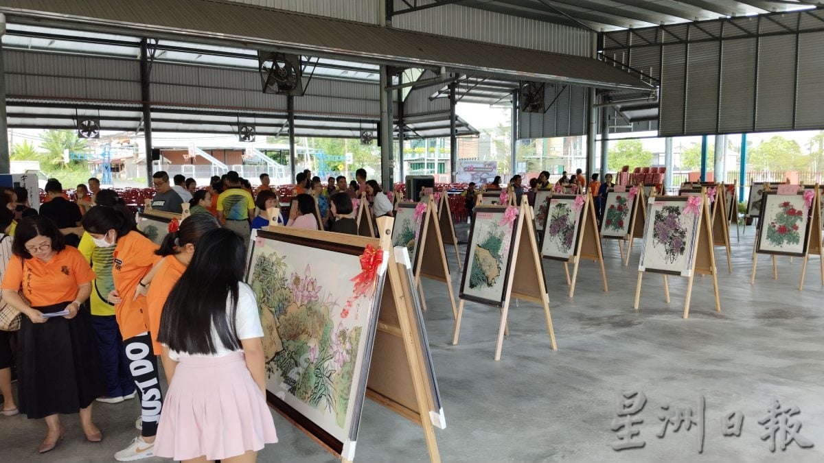 pk3头/今天下/“慈乌反哺”义展捐60画作 梁伟鸿回馈母校筹获15.4万