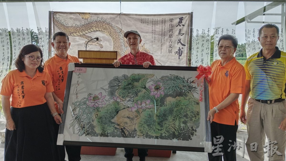 pk3头/今天下/“慈乌反哺”义展捐60画作 梁伟鸿回馈母校筹获15.4万