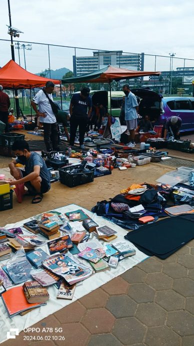 星角摄：彭亨州关丹市政厅第一草场旧物市集