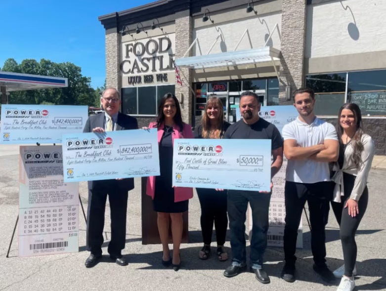 40亿彩票头奖得主现身 幸运儿中奖当天镇定上班