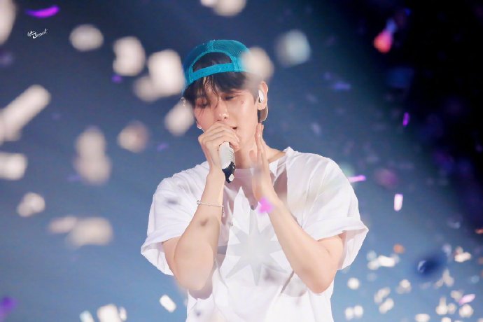 “不喜欢就不要买!”伯贤港开唱怒呛黄牛