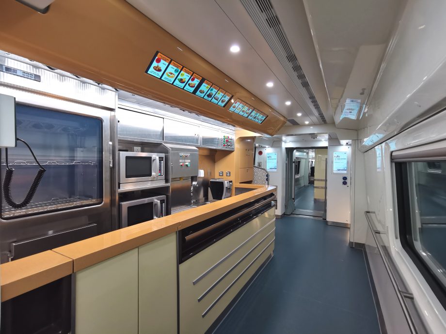 “中国造”马来西亚ETS3新型米轨动车组下线