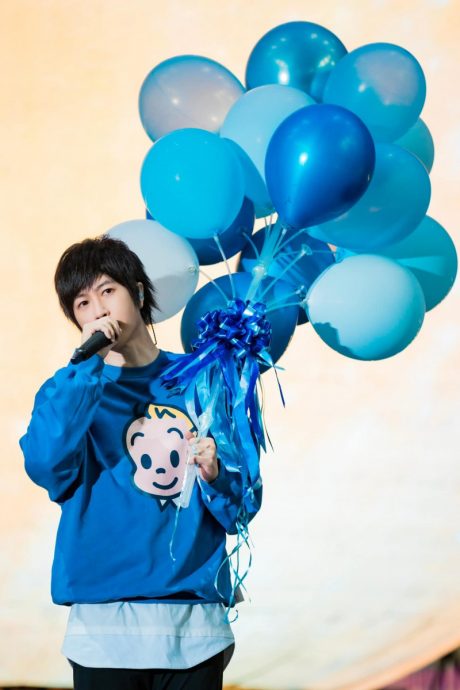 “我们中国人吃烤鸭”纯为炒气氛?阿信PO烧饼照疑藏悔意