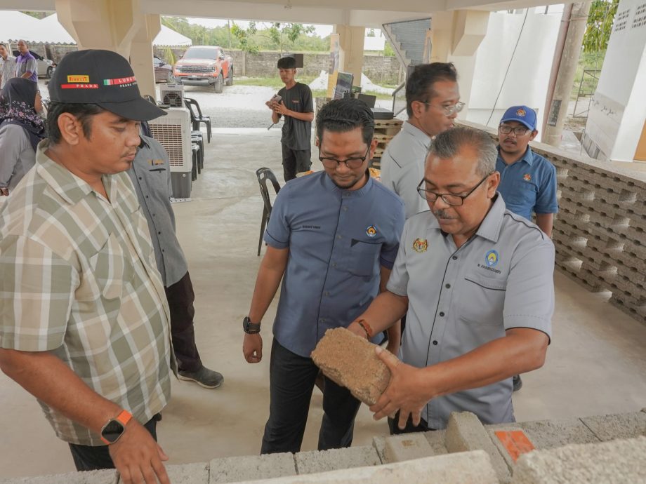 东:大马黄梨工业局访吉兰丹，参观黄梨醋及洋麻纤维加工厂。