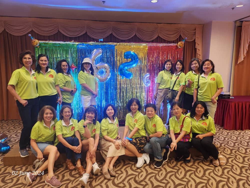 东:104名中华维新中学1980年毕业的同学齐聚一堂,再续同窗情。