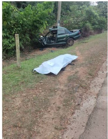 东:33岁马六甲国油辅警驾驶的轿车失控,撞向路旁电柱,导致车毁人亡