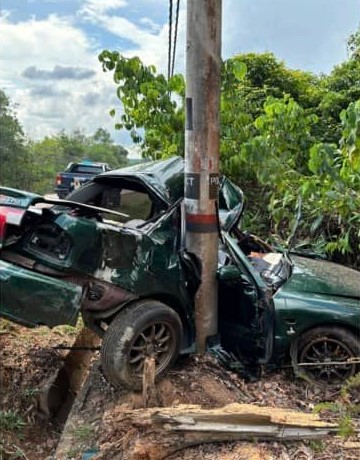 东:33岁马六甲国油辅警驾驶的轿车失控,撞向路旁电柱,导致车毁人亡