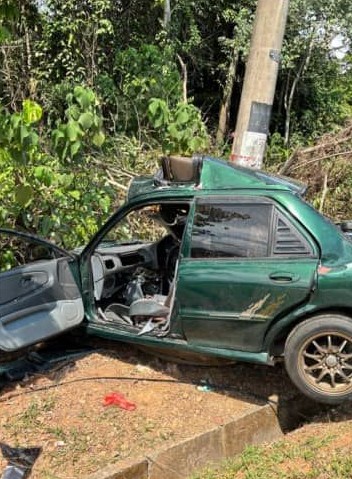 东:33岁马六甲国油辅警驾驶的轿车失控,撞向路旁电柱,导致车毁人亡