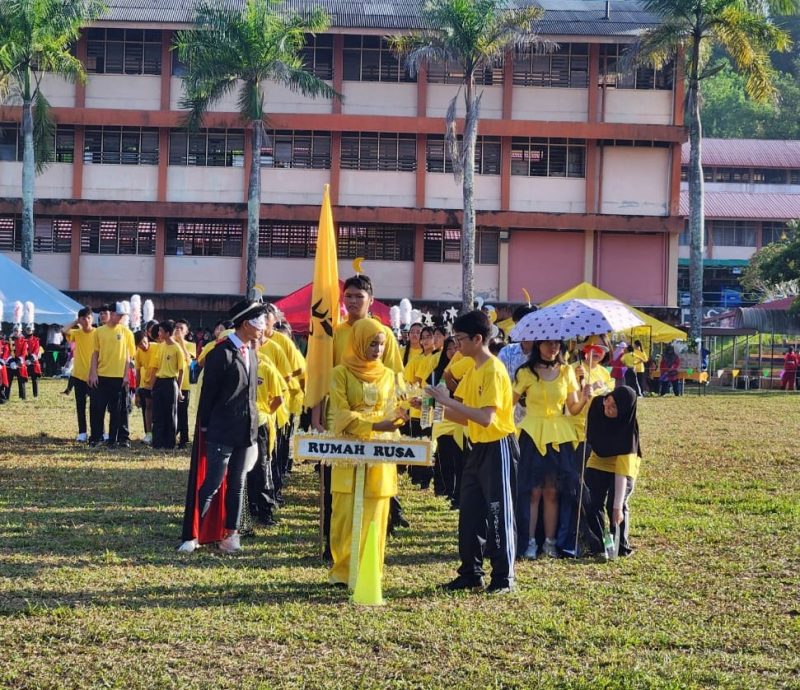 东:中华维新中学董事长郭明辉表示,一个人光有学识是不足够的,他还须拥有健康的体魄和良好的品德,将来才能够成大事,立大业。