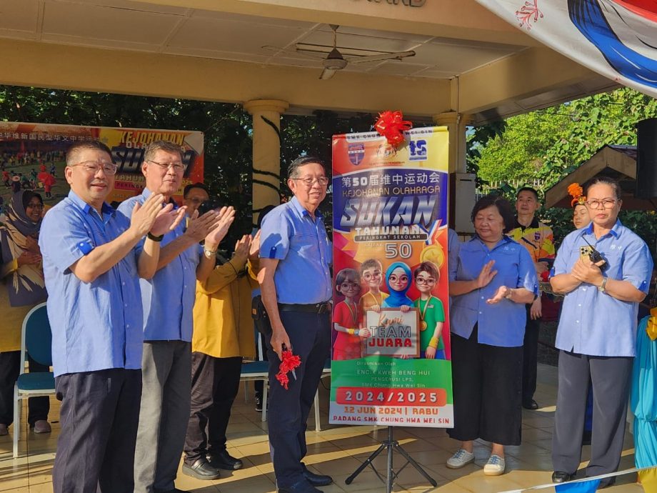 东:中华维新中学董事长郭明辉表示,一个人光有学识是不足够的,他还须拥有健康的体魄和良好的品德,将来才能够成大事,立大业。