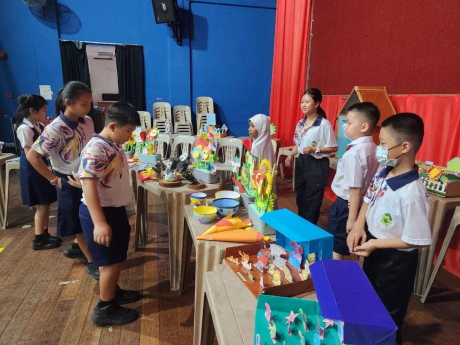 东:中华维新小学首次在校内举办科学周,提高学生学习科学的兴趣。