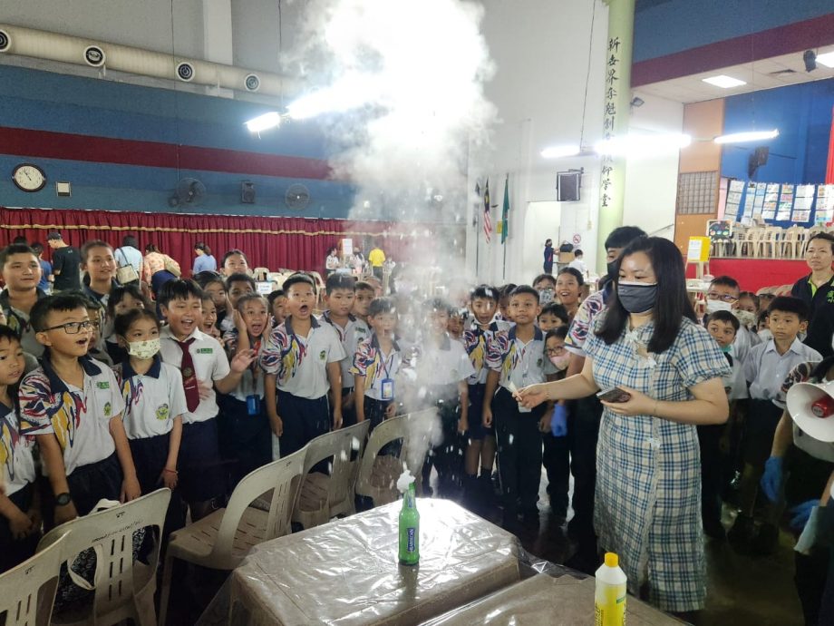 东:中华维新小学首次在校内举办科学周,提高学生学习科学的兴趣。